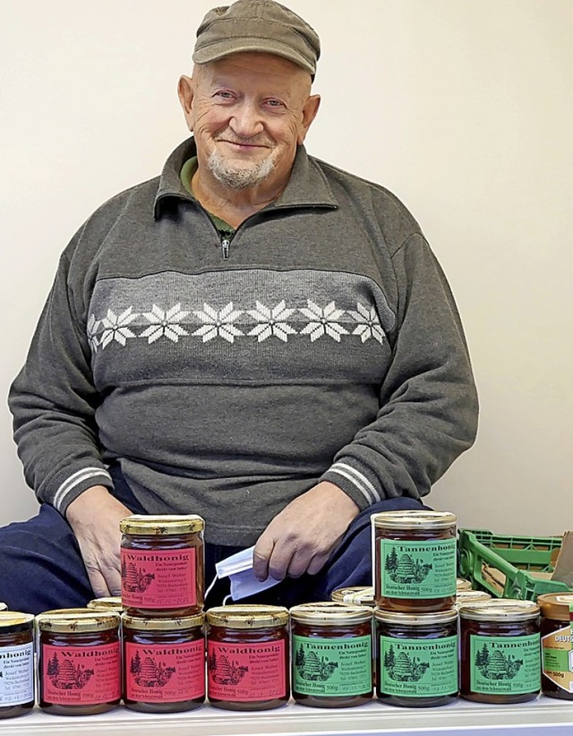 Imker Josef Weber  an seinem letzten Wochenmarkttag.   | Foto: Eva Korinth