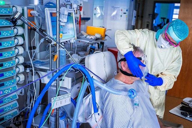 Weniger Covid-19-Patienten mssen in d... Symbolfoto, mit einer Beatmungsmaske.  | Foto: Jens Bttner (dpa)