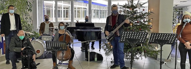 Mit kleinen Adventskonzerten  erfreute...er Breisacher Hugo-Hfler-Realschule.   | Foto: Jrgen Wehr