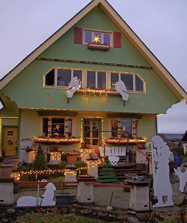 Ein weihnachtlicher Hingucker ist das Haus in der Warmbacherstrae 22.  | Foto: Petra Wunderle