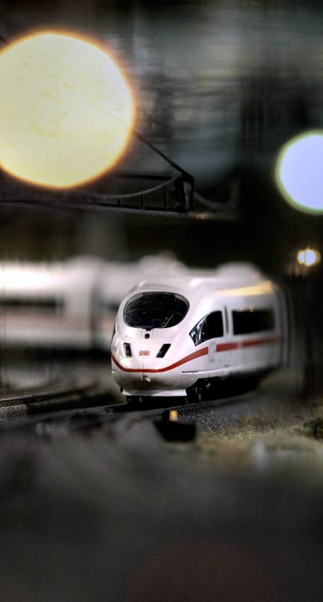 Ein Modellbahn-ICE auf schneller Fahrt  | Foto: Horst Rudel (imago-images.com)