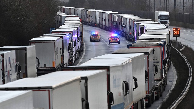Lastwagenstau auf dem Weg nach Dover, ...ge mehr nach Kontinentaleuropa fahren.  | Foto: JUSTIN TALLIS (AFP)