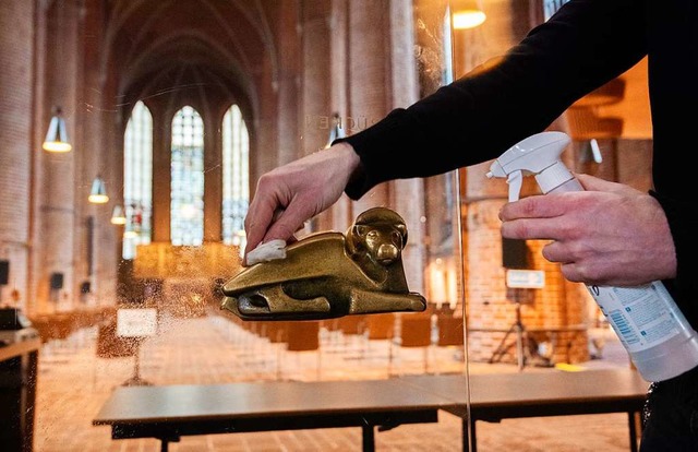 Auch in der Kirche wird desinfiziert: ...reitung fr den Weihnachtsgottesdienst  | Foto: Julian Stratenschulte (dpa)