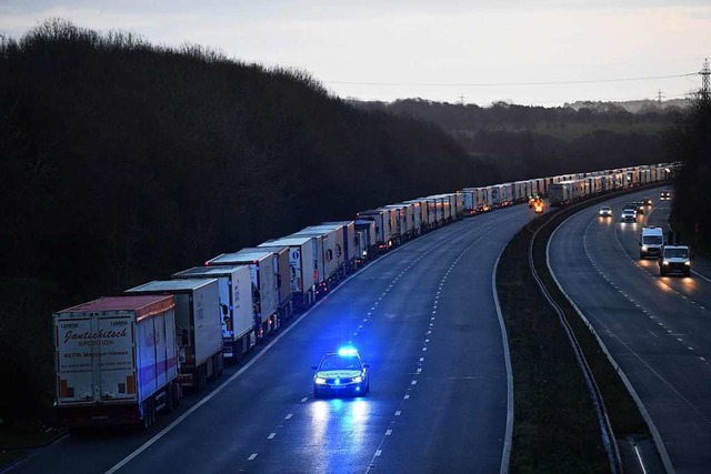 In Grobritannien haben sich enorme Lkw-Staus gebildet  | Foto: JUSTIN TALLIS (AFP)