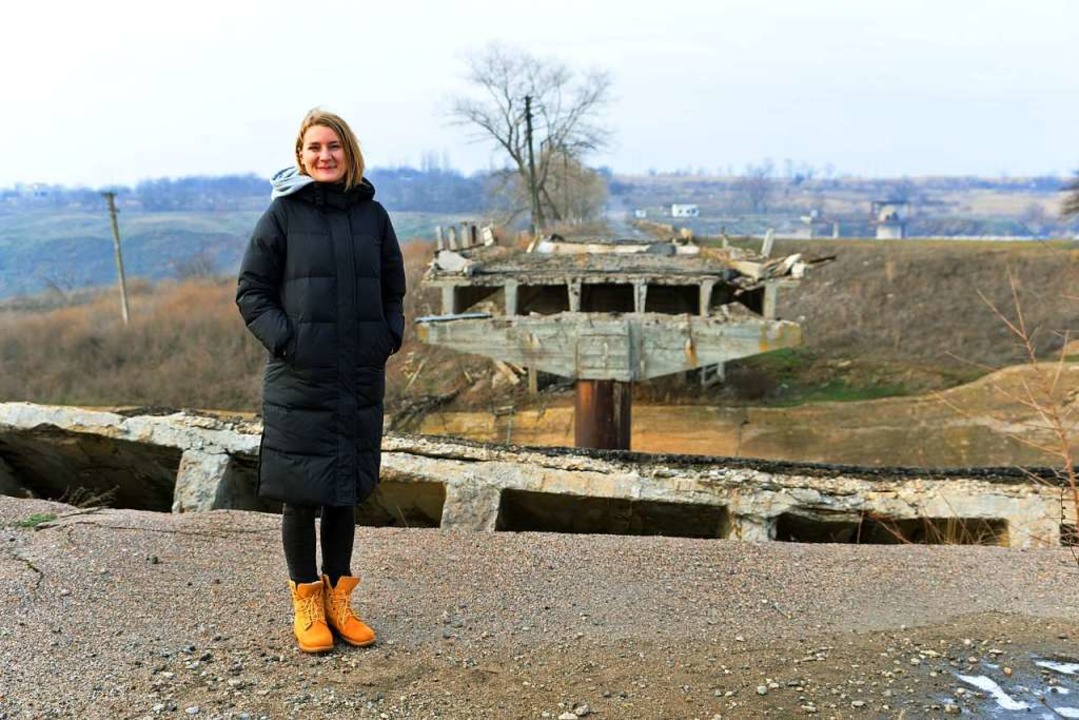 Natalia Schaaf vor einer zerstörten Brücke in Pavlopil in der Ukraine  | Foto: Amica