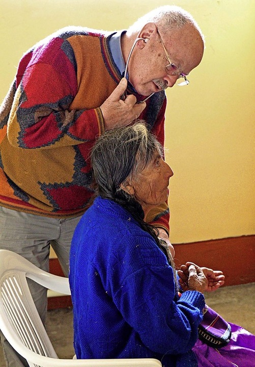 Internist  Michael Hug untersucht eine Frau bei einem seiner Besuche in Peru.  | Foto: Verein