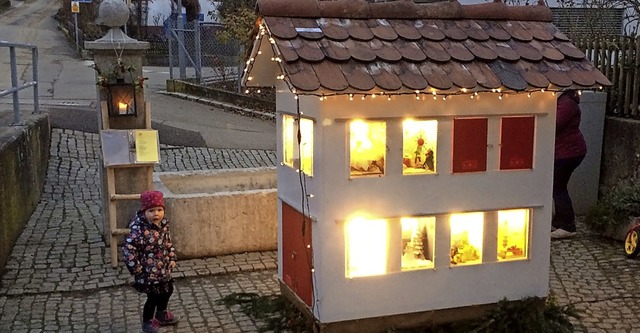 Da staunen Alt wie Jung: Nachbarn habe...kalenderhaus weihnachtlich gestaltet.   | Foto: Nicole Calnan