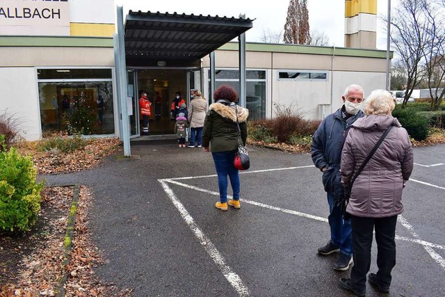 Nur kurze Schlangen bildeten sich vor der Flerhalle in Wallbach.  | Foto: Hrvoje Miloslavic