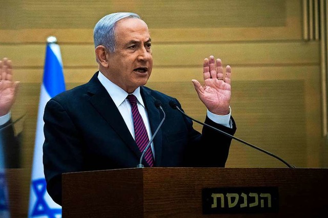 Regierungschef Benjamin Netanjahus gib...ement beim Umgang mit der Pandemie an.  | Foto: Yonatan Sindel (dpa)