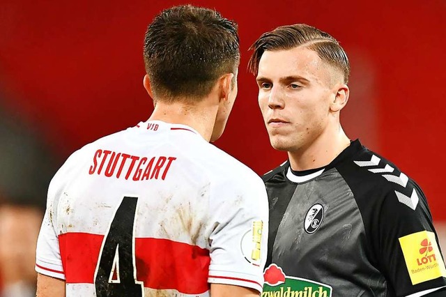 Umkmpftes Derby: Der Ex-Freiburger Ma...mpf  diskutiert mit Ermedin Demirovic.  | Foto: SC Freiburg/Achim Keller