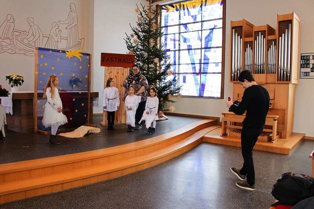 Weihnachten in der Tte der evangelisc...d Romy mit  Kameramann Leonard Rmmele  | Foto: Martin Klabund