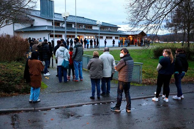 Eine lange Schlange beim Corona-Schnelltest in Offenburg  | Foto: Christoph Breithaupt