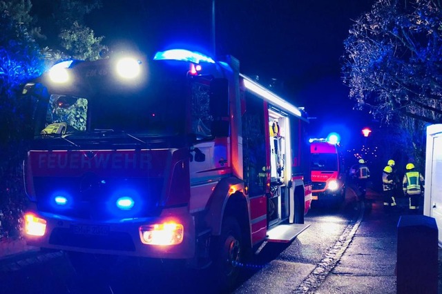 Einsatz an Heiligabend: Die Feuerwehr ...inem Emmendinger Wohngebiet bekämpfen. | Foto: Gerhard Walser Einsatz an Heiligabend: Die Feuerwehr ...inem Emmendinger Wohngebiet bekämpfen. | Foto: Gerhard Walser