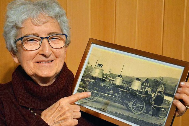 Rosemarie Stern mit einer Aufnahme, di...Altweiler Kirche transportiert wurden.  | Foto: Hannes Lauber