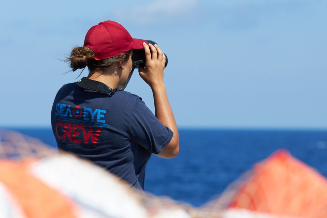 Archivbild: Die von der Seenotrettungs...t einem Fernglas den Horizont absucht.  | Foto: Fabian Heinz (dpa)