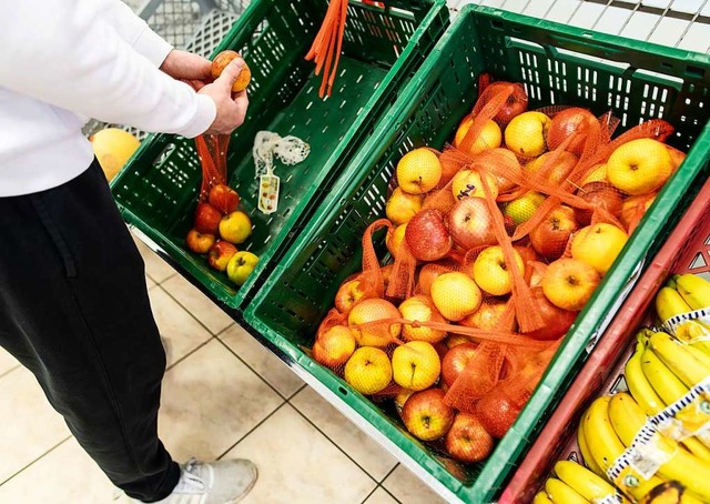 Wer wenig zu essen hat, kann einen Gut... Einkauf in der Lahrer Tafel erhalten.  | Foto: Patrick Seeger (dpa)