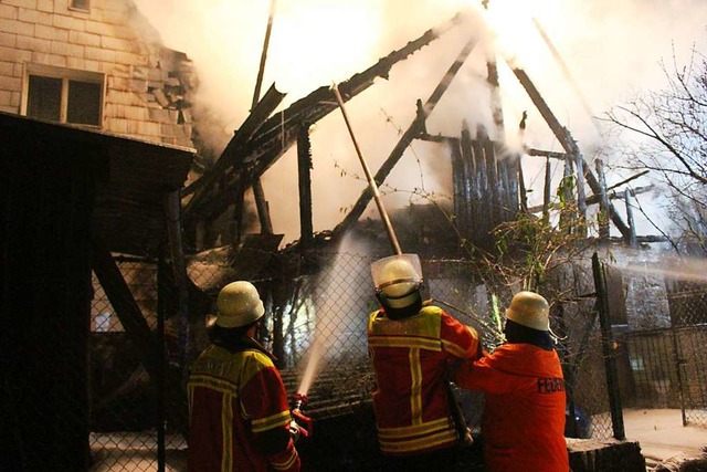 Einsatzkrfte lschen den Brand, der wohl im Dachstuhl entfachte.  | Foto: Martin Klabund