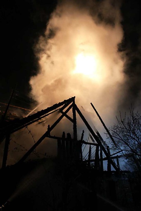 Nur noch verbrannte Holzkonstruktionen des Gebäudes zu sehen.  | Foto: Martin Klabund