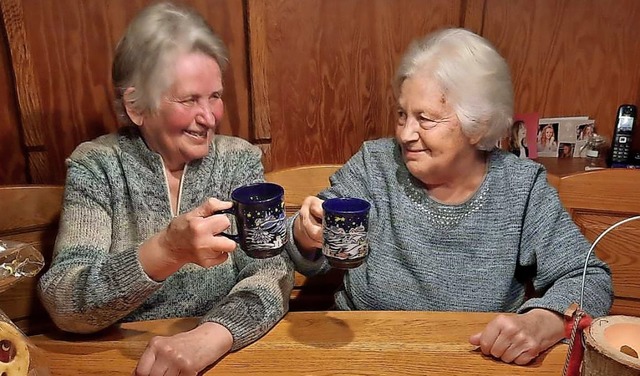 Die Schwestern  Renate Selb-Brcheler ...nt den geschenkten Glhwein schmecken.  | Foto: Gemischter Chor Amrigschwand