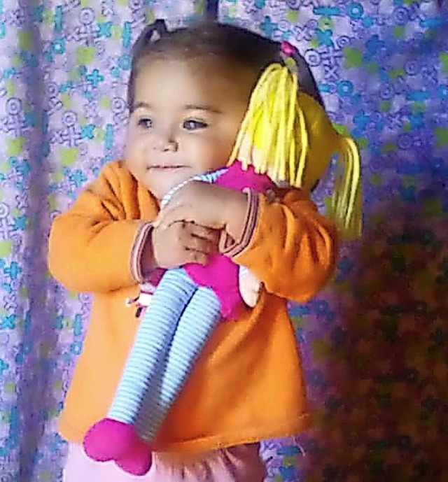 Freude bereitete die Puppe, die das M...r mit der Hilfslieferung erhalten hat.  | Foto: Privat