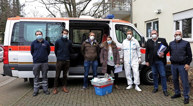 Ankunft des mobilen Impfteams mit (von...Johannes Klbel und  Arzt Bernd Gugel.  | Foto: Dorothee Philipp