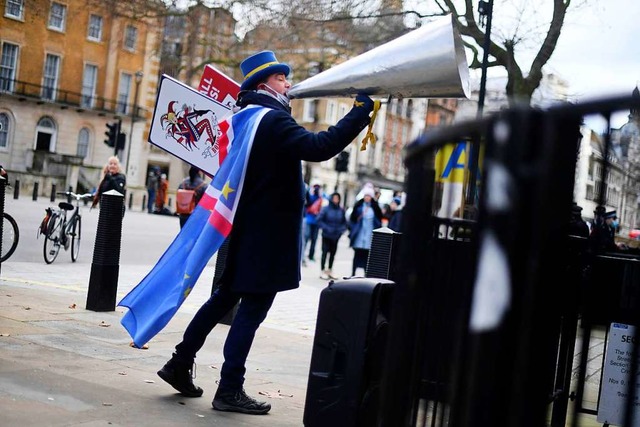 Ein Gegner des Brexit macht seinem rger an Heiligabend in London Luft.  | Foto: Victoria Jones (dpa)