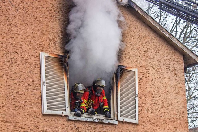 Wohnungsbrand in Karlsruhe: Das Feuer,... zwang, war in der Kche ausgebrochen.  | Foto: Markus Rott (dpa)