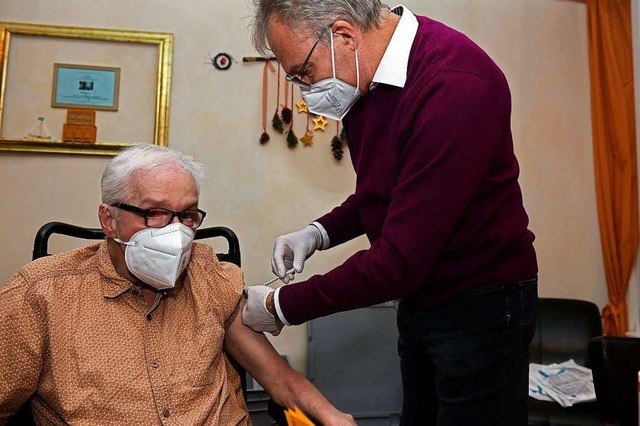 Norbert Gaiser (links) war am Sonntag ...g von Impfarzt Helmut Ziegler erhielt.  | Foto: Bettina Schaller