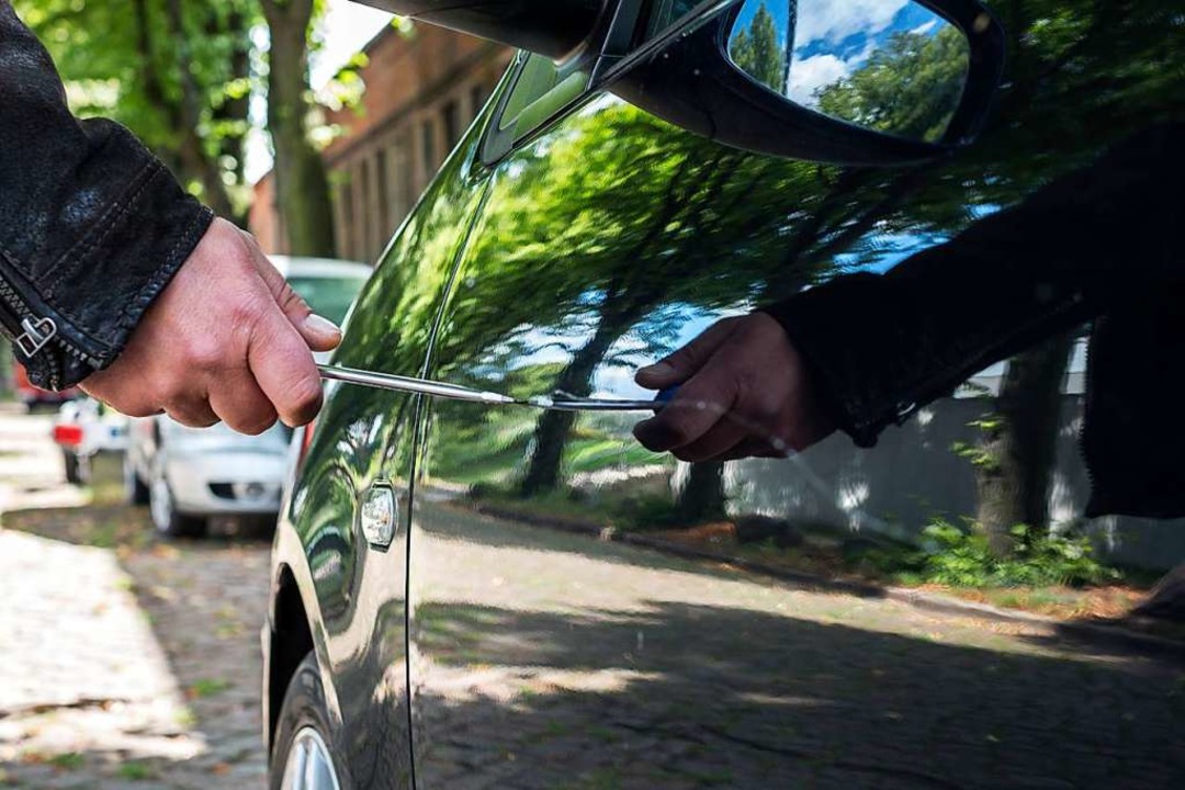 Ein Unbekannter hat vor Weihnachten mehrere Autos zerkratzt. Symbolbild.  | Foto: jensrother  (stock.adobe.com)