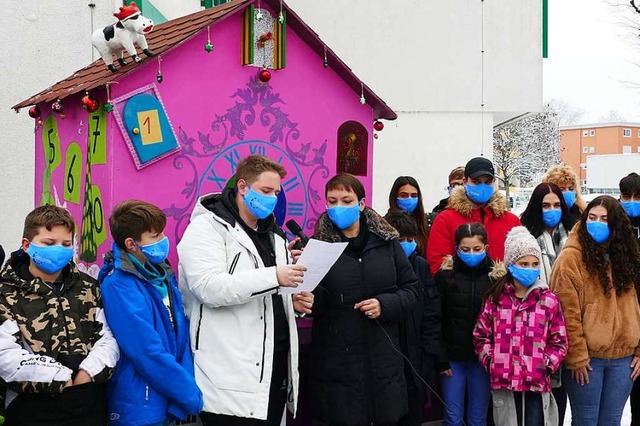 Elvira Horn (Mitte) und Klassenspreche...kingen beim ffnen des ersten Trchens  | Foto: Stefan Mertlik