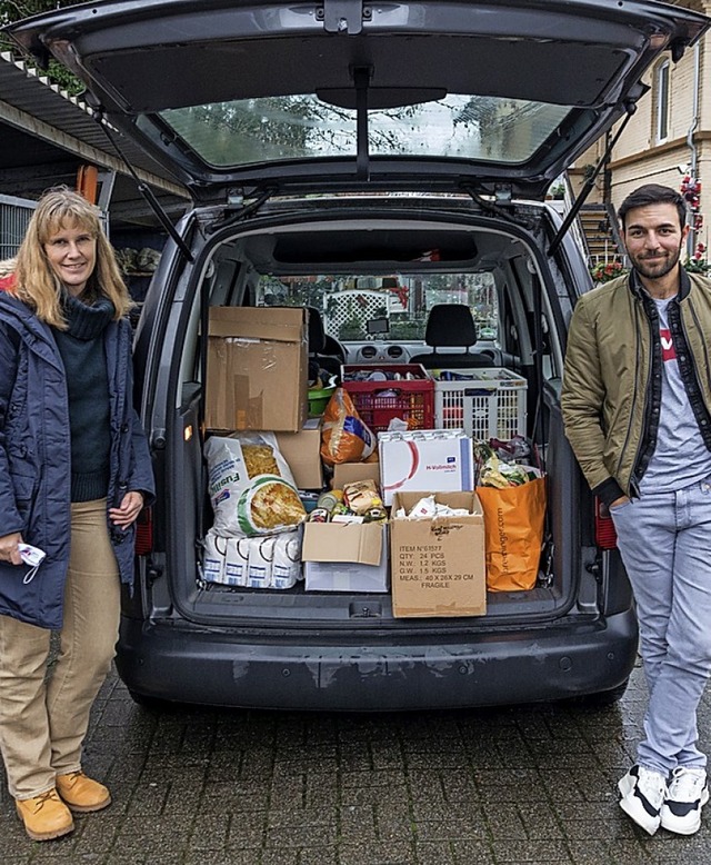 SPD-Kreisvorsitzende Birte Knnecke un...akis Mehmet Ali mit den Tafel-Spenden.  | Foto: SPD Breisgau-Hochschwarzwald