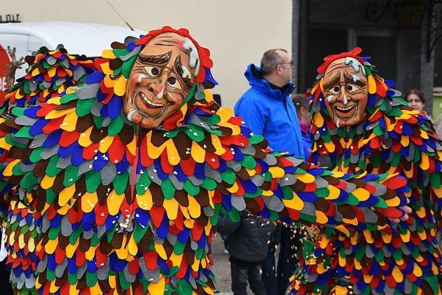 Narren und Besucher feiern beim Umzug ...23. Februar &#8211; mit neuer Strecke.  | Foto: Heinz und Monika Vollmar