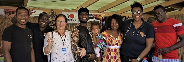 Regina Wolf (Dritte von links) beim In...ins Afrikanischer Studenten  Offenburg  | Foto: Laura Wolf