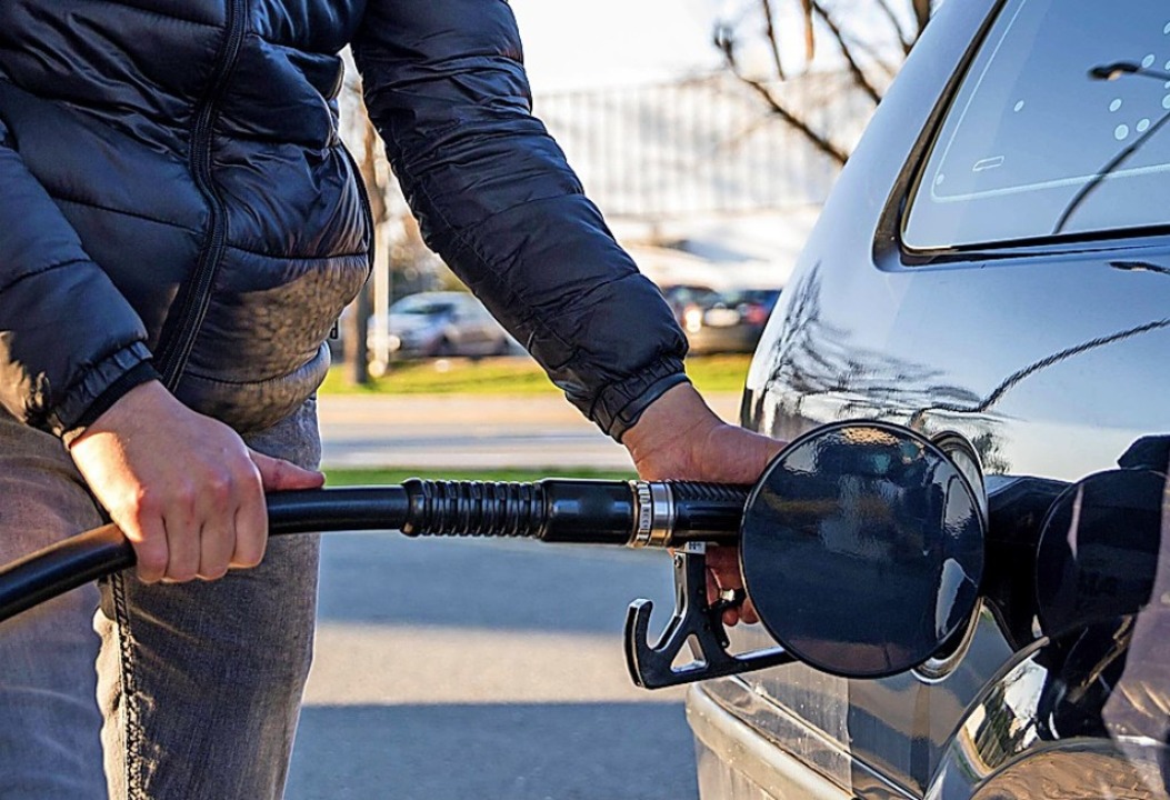 Auch an der Tankstelle wird es teurer.  | Foto: Edophoto via www.imago-images.de