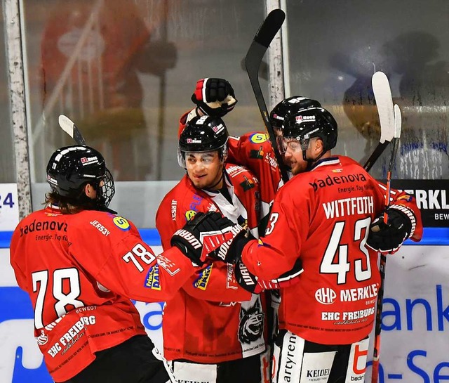 Da sah es noch gut aus fr den EHC: Ma...usgleich durch Jake Ustorf (verdeckt).  | Foto: Achim Keller