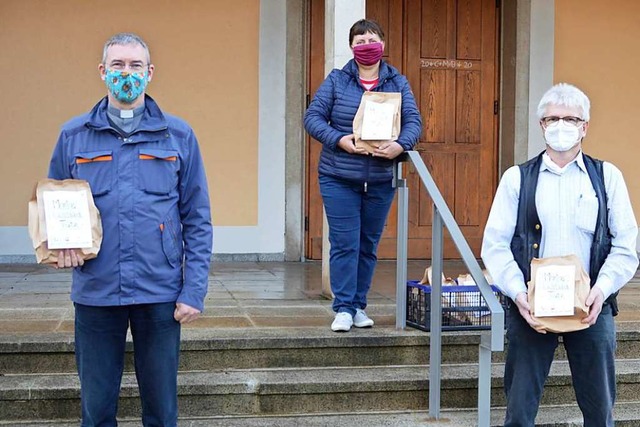 Diakon Christoph Franke, die Ehrenamtl...nks) prsentieren die Lichtblick-Tten  | Foto: Caritasverbandes Lahr