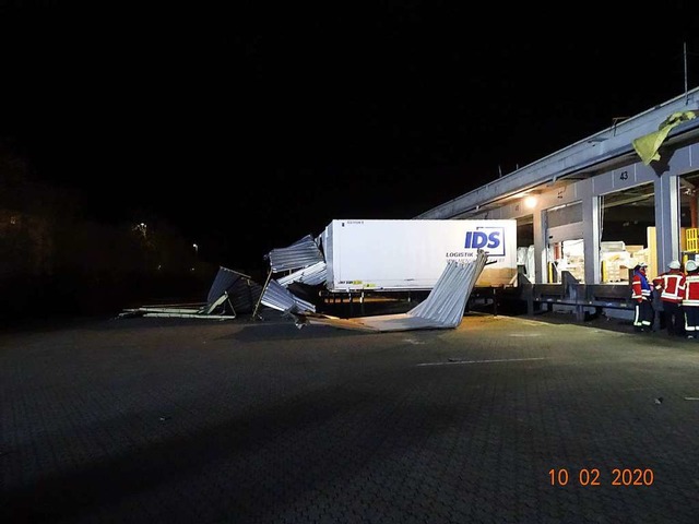 Im Januar verursachte das Sturmtief Sa...Schaden an einer Teninger Firmenhalle.  | Foto: Feuerwehr Teningen