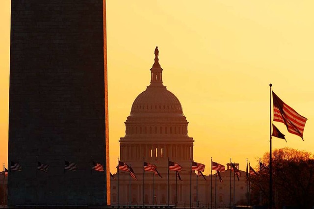 Der US-Kongress im Capitol (Bildmitte)...und Mitgliedern seiner eigenen Partei.  | Foto: Carolyn Kaster (dpa)