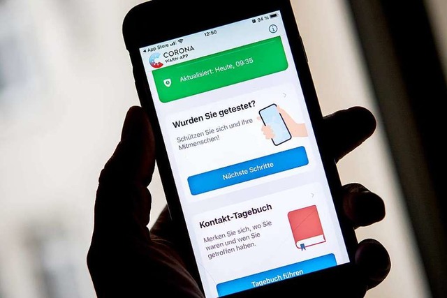 Die aktuelle Version 1.10 der Corona-W...uste Feature ist ein Kontakt-Tagebuch.  | Foto: Zacharie Scheurer (dpa)