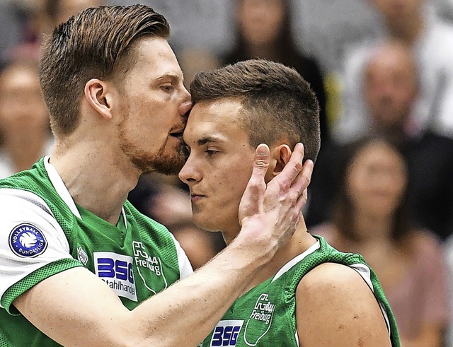 Dankbares Ksschen aus Vor-Corona-Zeit...dej: der Volleyballer Dominic Salomon.  | Foto: Patrick Seeger