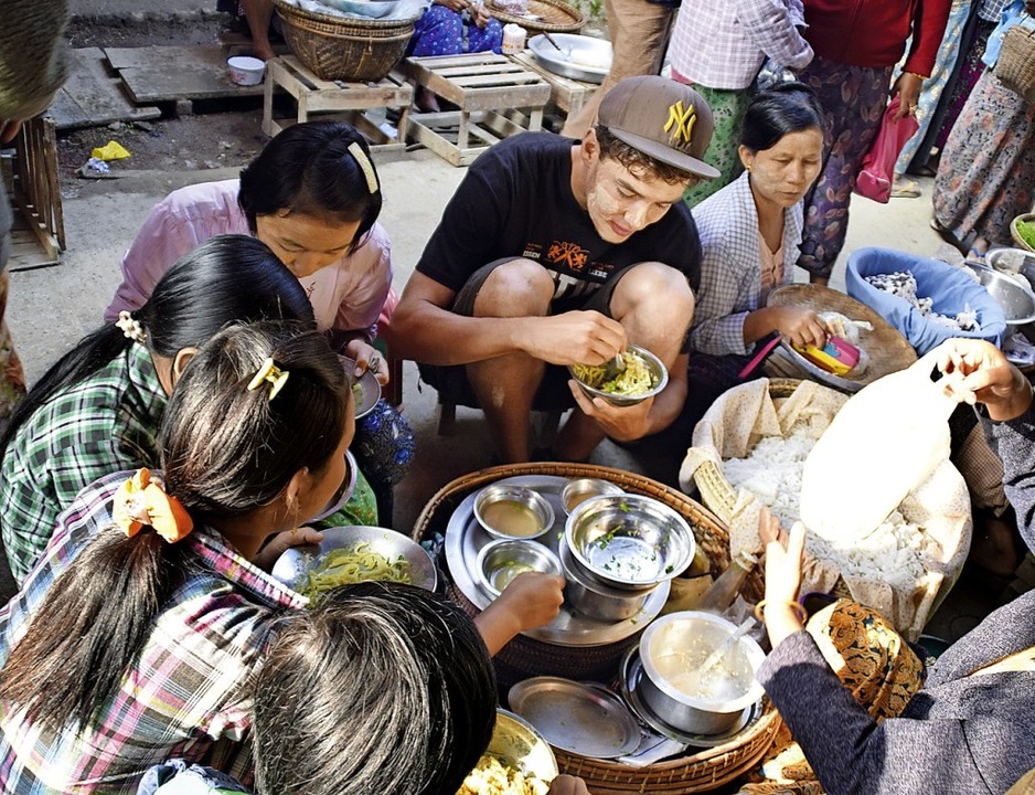 Dennis Kailing beim Essen in Myanmar  | Foto: Dennis Kailing