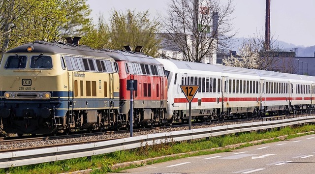 Im April rollte ein ICE am Hochrhein entlang.    | Foto: Jrgen Albiez