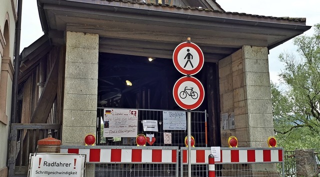 Das Bild aus Bad Sckingen, das in Eri... wurde die Holzbrcke verbarrikadiert.  | Foto: Erika Bader