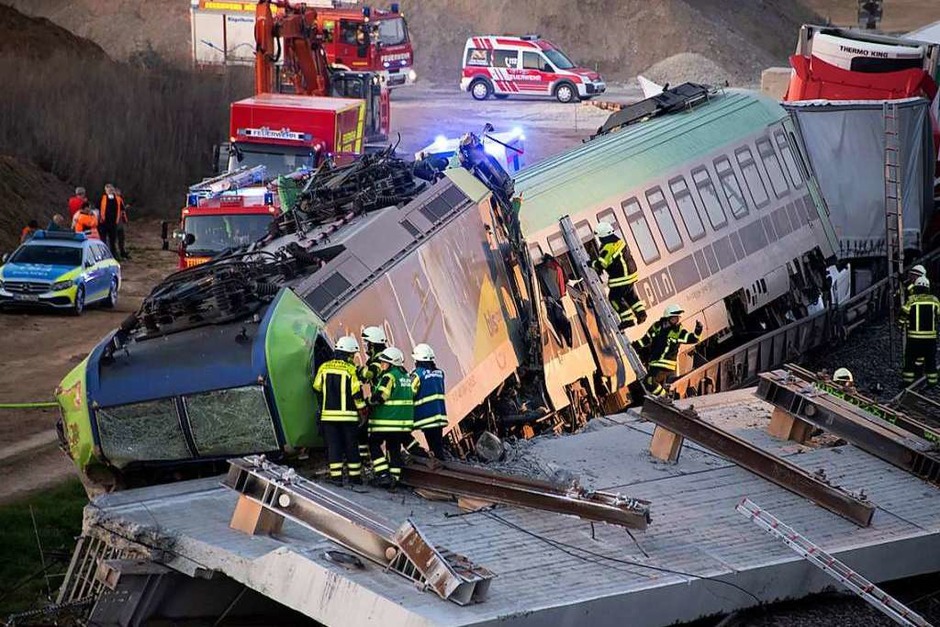 Ein herabstürzendes Brückenteil sorgt am 2. April für ein tragisches Zugunglück in Auggen. Der Lokführer eines Lkw-Transportzuges wird dabei getötet. Die mitreisenden Brummifahrer kommen großteils mit dem Schrecken davon. (Foto: Volker Münch) Ein herabstürzendes Brückenteil sorgt am 2. April für ein tragisches Zugunglück in Auggen. Der Lokführer eines Lkw-Transportzuges wird dabei getötet. Die mitreisenden Brummifahrer kommen großteils mit dem Schrecken davon. (Foto: Volker Münch)