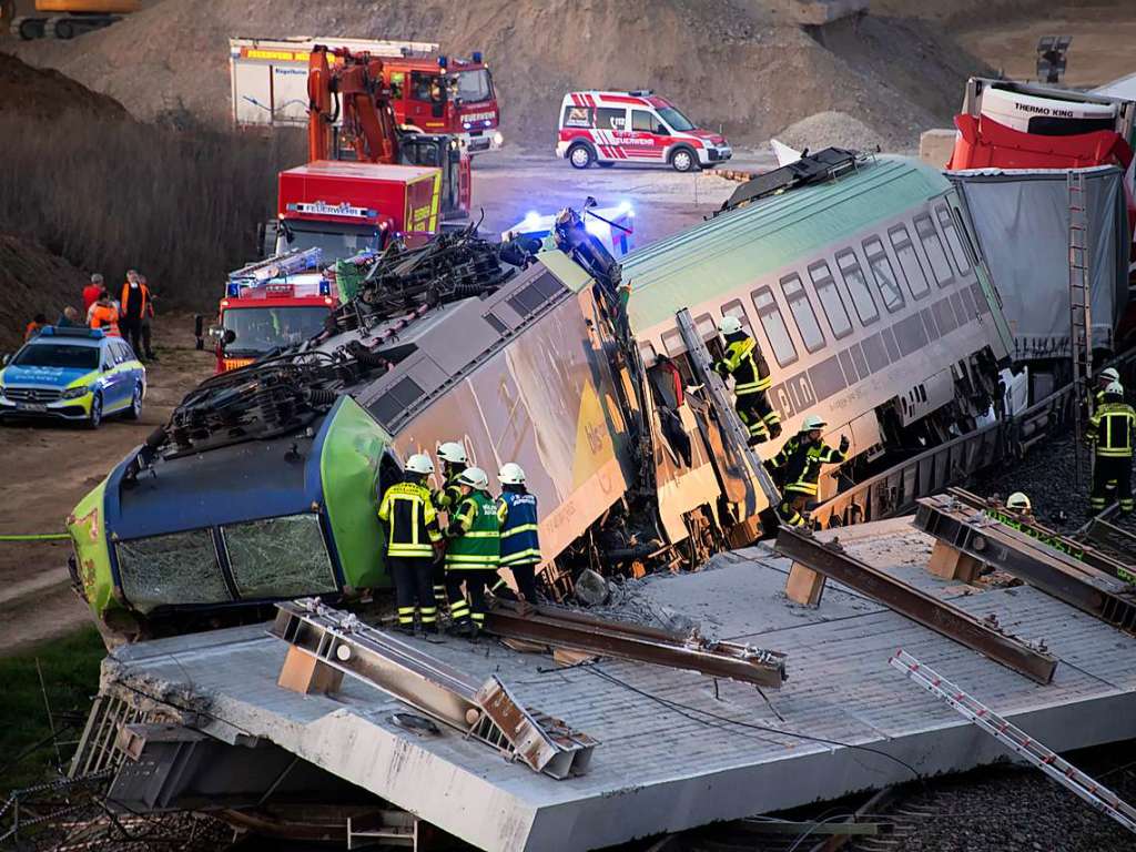 Ein herabstrzendes Brckenteil sorgt am 2. April fr ein tragisches Zugunglck in Auggen. Der Lokfhrer eines Lkw-Transportzuges wird dabei gettet. Die mitreisenden Brummifahrer kommen groteils mit dem Schrecken davon.