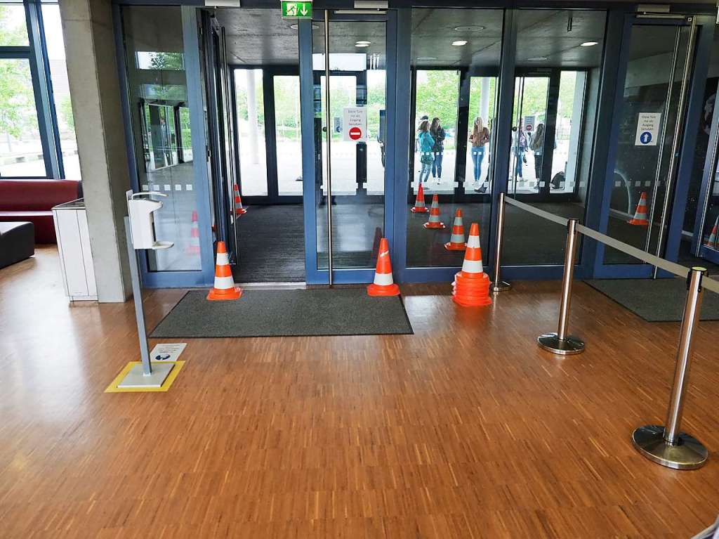 Nach dem Frhjahrslockdown starten am 4. Mai die Schulen ihren Prsenzunterricht. Mit speziellen Einrichtungen wie Einbahnverkehr und Desinfektionsspendern – hier zum Beispiel am Neuenburger Gymnasium.