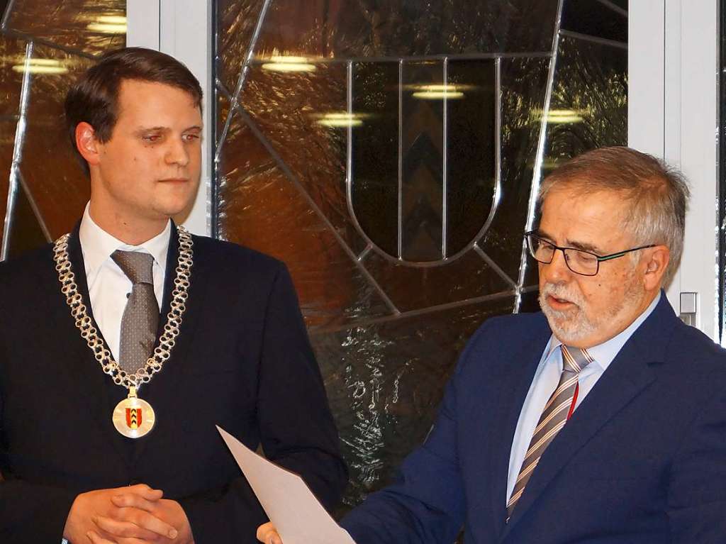 Neuer Brgermeister in Badenweiler: Brgermeisterstellvertreter Hans-Dieter Paul (rechts) nimmt die Vereidigung und Verpflichtung von Badenweilers neuem Brgermeister Vincenz Wissler  vor.