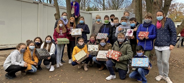 Die Klasse 6 b der Hugo-Hfler-Realsch...222;Weihnachten im Schuhkarton&#8220;.  | Foto: privat