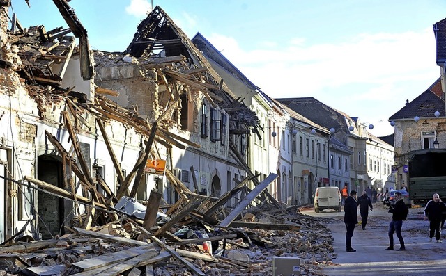 Ein zerstrtes Haus in der kroatischen Stadt Petrinja   | Foto: Uncredited (dpa)