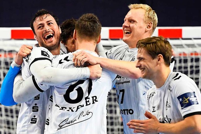 Spieler des THW Kiel bejubeln den Gewinn der Champions League.  | Foto: INA FASSBENDER (AFP)